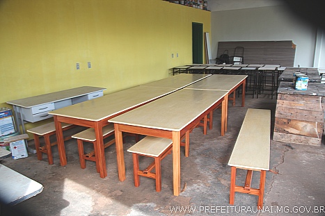 Boas práticas no serviço público - Madeira “jogada” transforma-se em bancos e mesas de escola