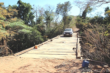 PMU instala vigas metálicas para reforçar ponte do Rio Canabrava e substitui parte do forro