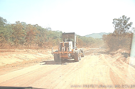 Boqueirão:  duas frentes de trabalho preparam estrada 
