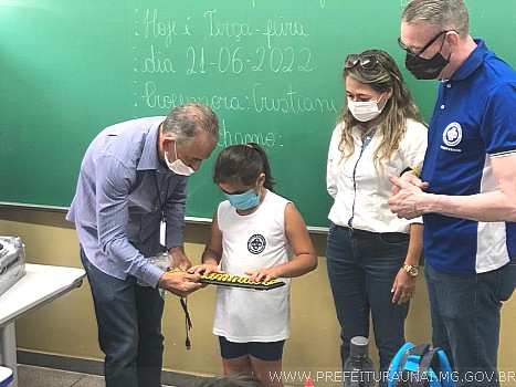 Educação inclusiva e especializada:  Semed entrega máquinas de escrever em braile para alunas cegas