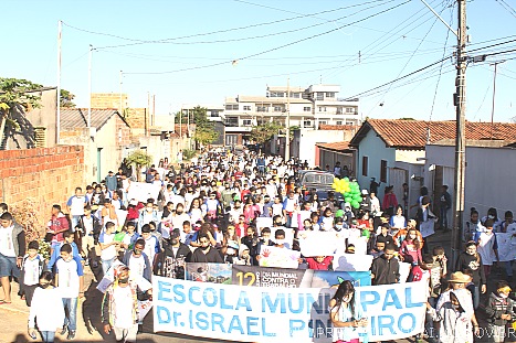 Comunidade da Escola Municipal Dr. Israel Pinheiro faz caminhada pela erradicação do trabalho infantil 