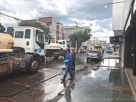 Prefeitura usa água e cloro para desinfecção de ruas e calçadas