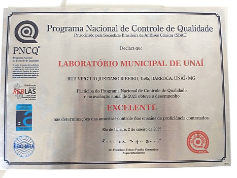 Laboratório Municipal de Unaí recebe certificado de “Excelente” em Programa Nacional de Controle de Qualidade 