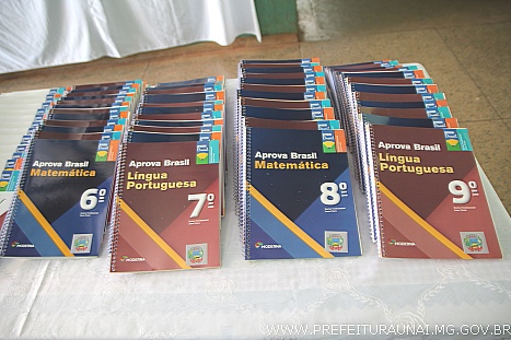 Educação distribui livros de “reforço escolar” para alunos e professores da rede municipal 
