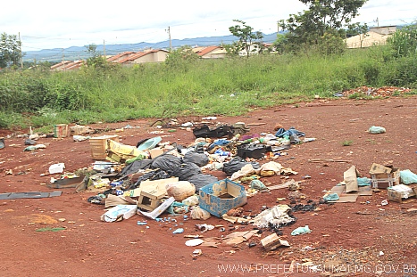 Lixo espalhado pela cidade: Prefeitura limpa, parte da população suja