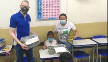 educacao-inclusiva-semed-entrega-maquinas-de-escrever-em-braile-para-alunas-cegas