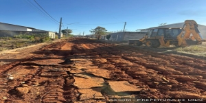 Pavimentação de vias “intransitáveis”:  rua dos Colibris, no Água Branca 2, sendo preparada para asfaltamento