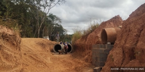 Antes das chuvas:  avança o serviço de drenagem na via de acesso ao Riviera Park