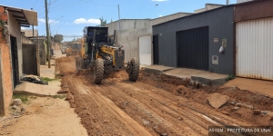 Trecho da rua Laguna sendo preparado para asfaltamento