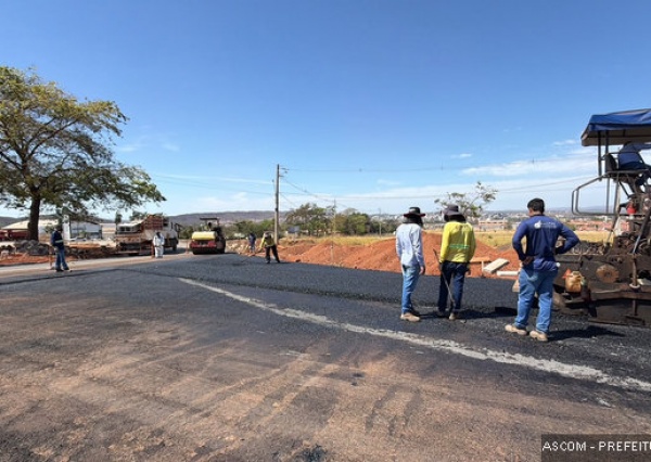 Anel viário: iniciado asfaltamento de trecho entre ponte (nova) e MG-188